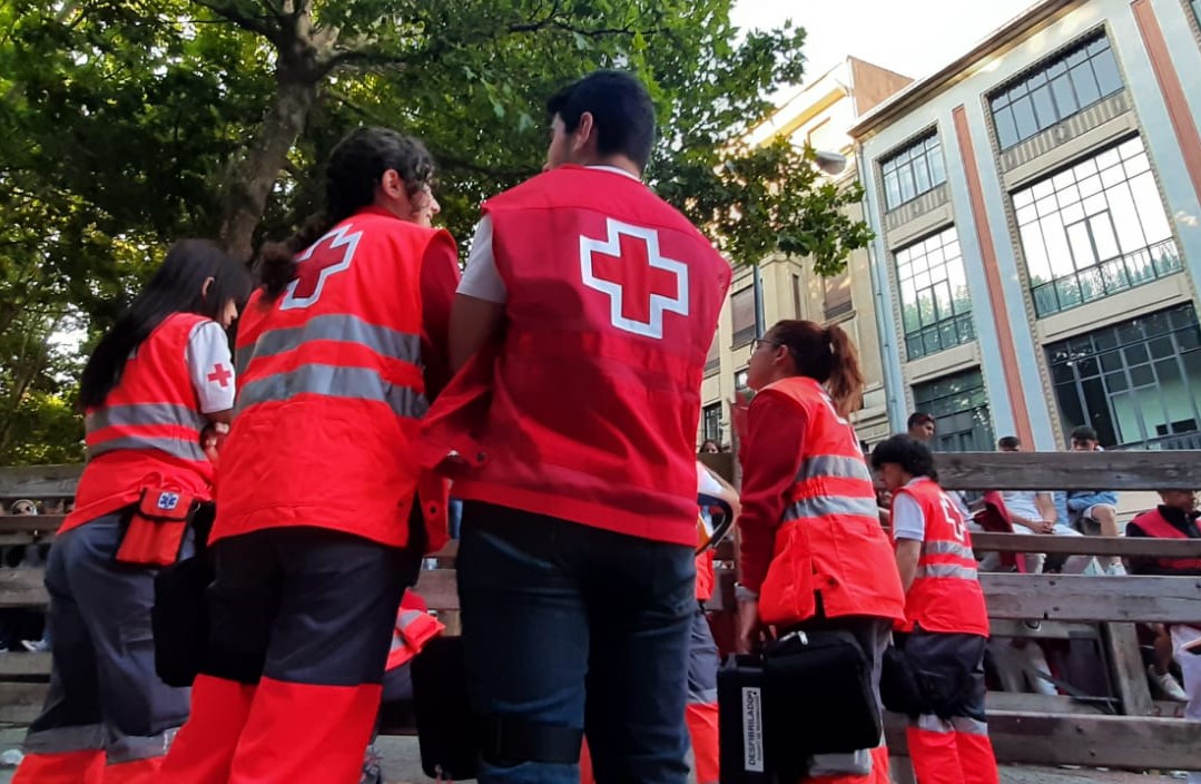 Voluntarios de Cruz Roja reunidos en un tramo de ballado.